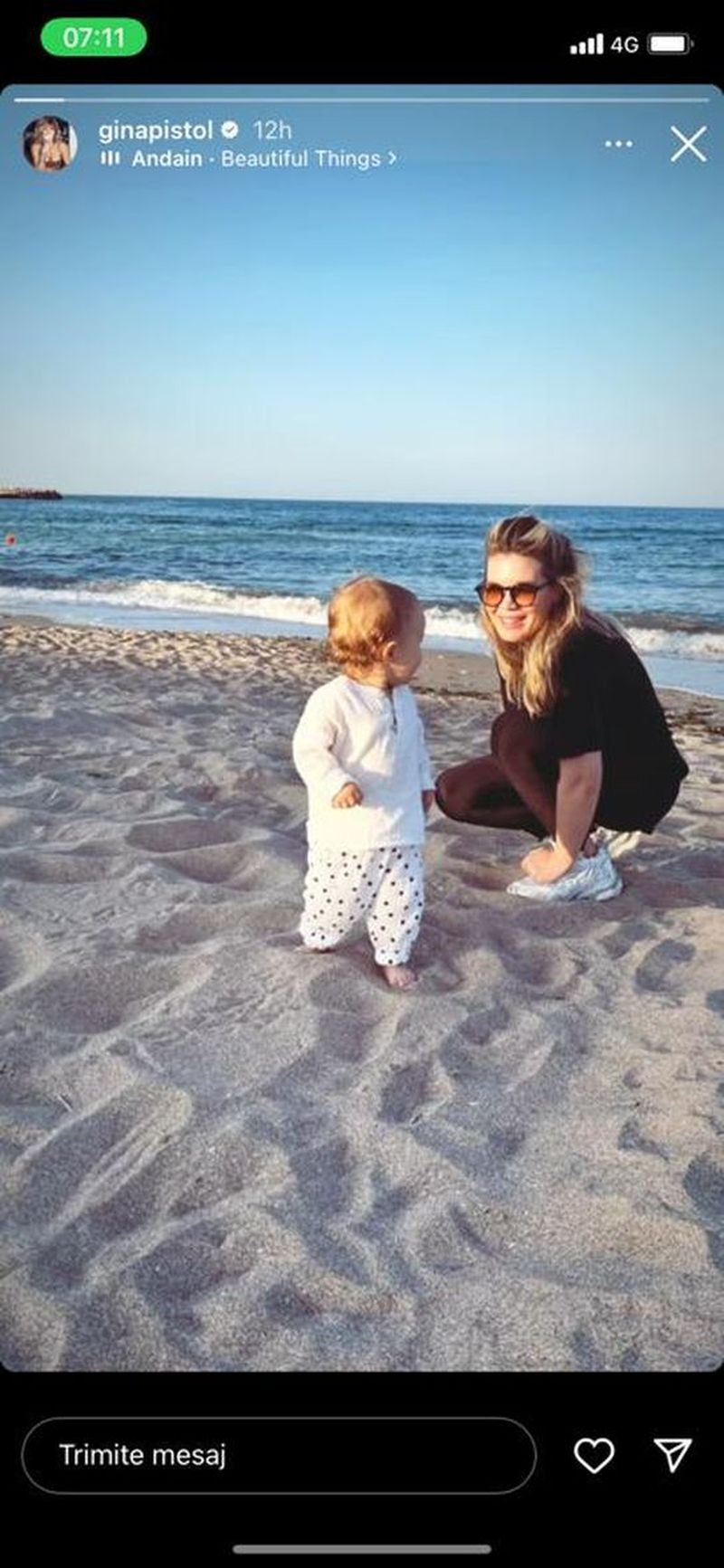 Gina Pistol, fotografie adorabilă cu Josephine pe plajă