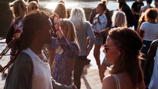 Dansul și beneficiile sale. Oamenii care dansează sunt mai fericiți, mai sănătoși și mai inteligenți.