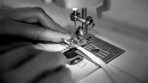  13 iunie: Ziua Națională a Mașinii de Cusut