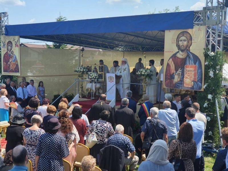 Zeci de oameni au leșinat la o slujbă de sfințire