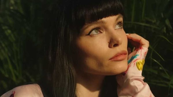 Winona Oak a lansat piesa &bdquo;Radio&rdquo;