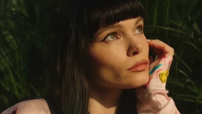 Winona Oak a lansat piesa &bdquo;Radio&rdquo;