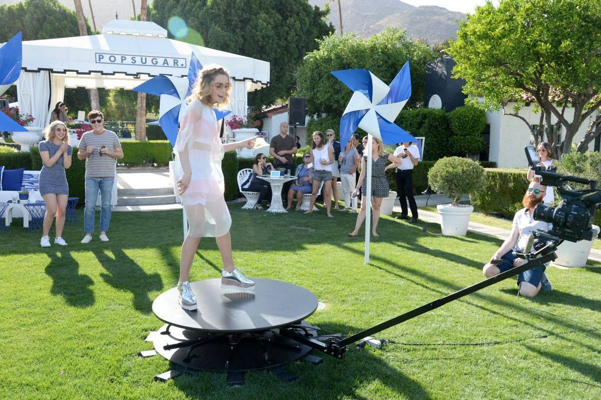 Ultima modă pentru nunţi, petreceri şi alte evenimente: cabina foto 360. Cât costă şi ce poţi face cu ea