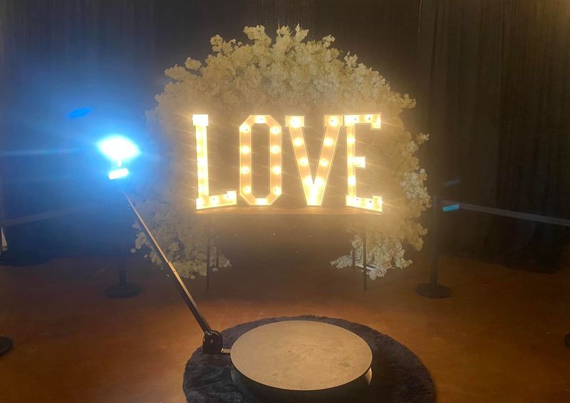 Ultima modă pentru nunţi, petreceri şi alte evenimente: cabina foto 360. Cât costă şi ce poţi face cu ea