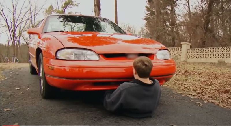 Tânărul din America are o relație intimă cu mașina lui