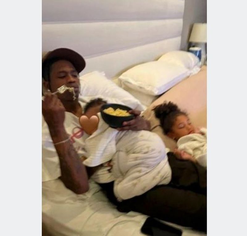 Kylie Jenner, fotografie rară cu fiul ei de ziua tatălui. Cum l-a surprins pe Travis Scott?