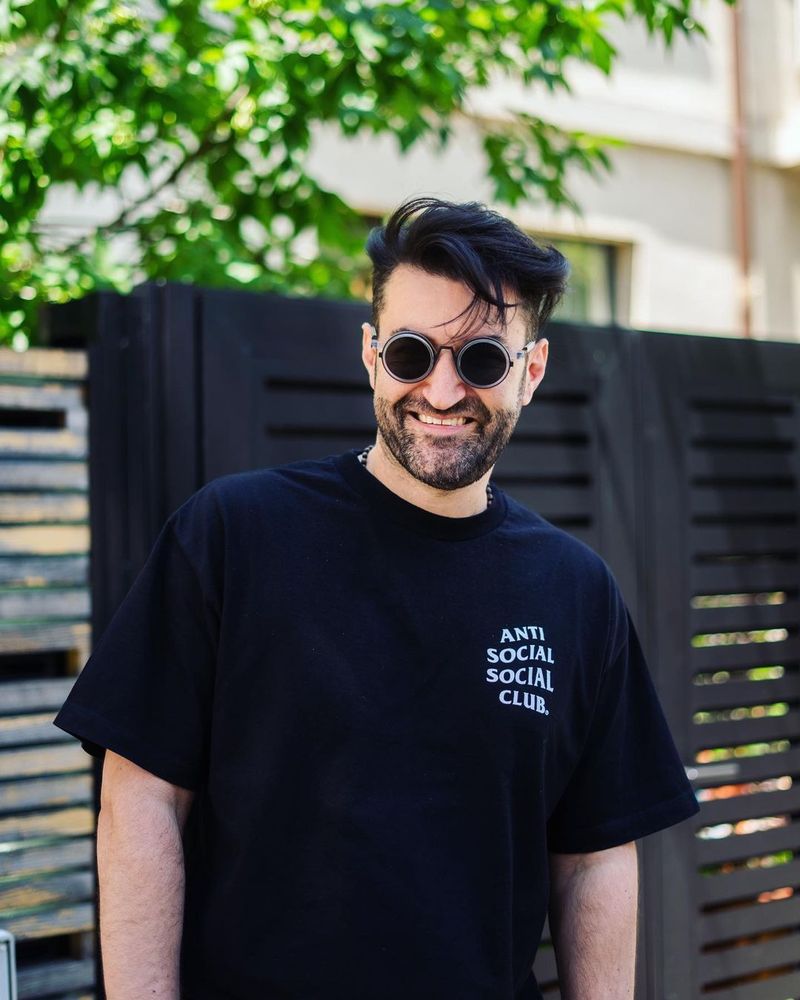 Smiley împarte scaunul de jurat cu Theo Rose