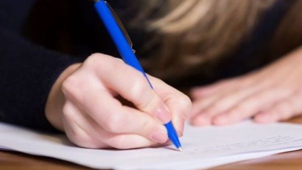 Femeie de 45 de ani, prinsă copiind la Bacalaureat! Candidata vorbea cu pixul: „Îl ţinea în dreptul gurii şi al urechii şi încerca să comunice cu cineva”