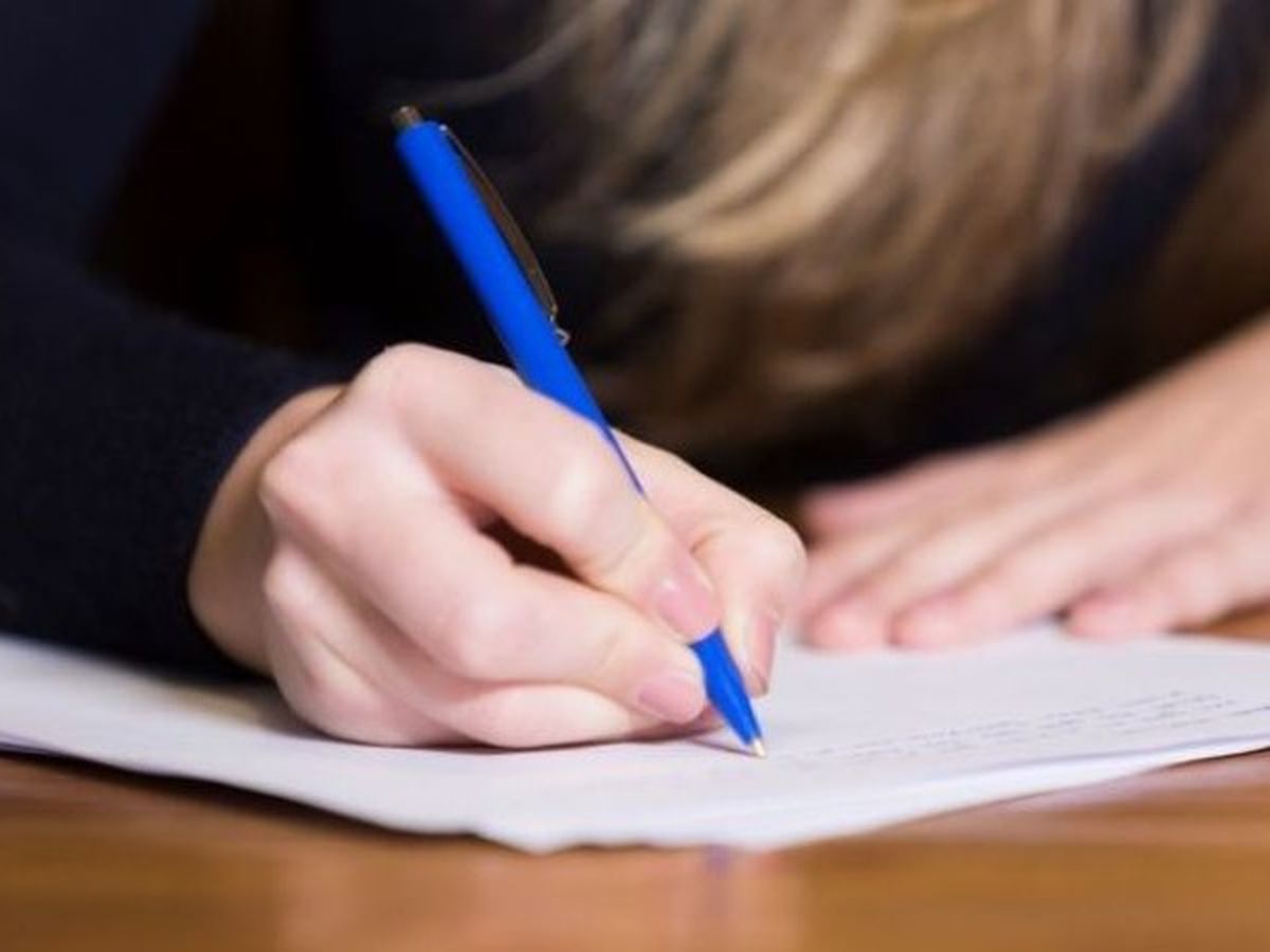 Femeie de 45 de ani, prinsă copiind la Bacalaureat