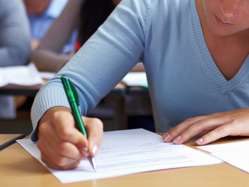 Femeie de 45 de ani, prinsă copiind la Bacalaureat