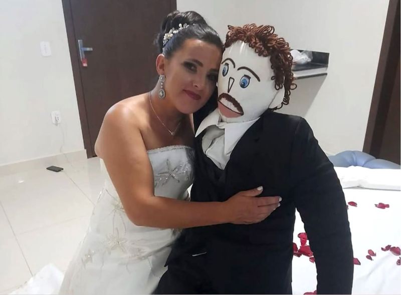 O femeie s-a căsătorit cu o păpuşă de cârpă, în Brazilia.