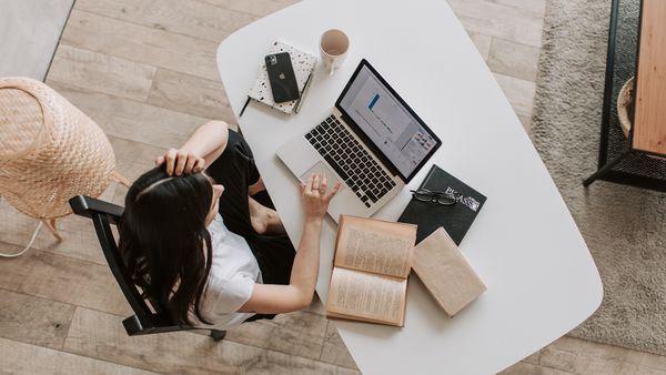 Cum te ajută soluțiile software să îți organizezi compania