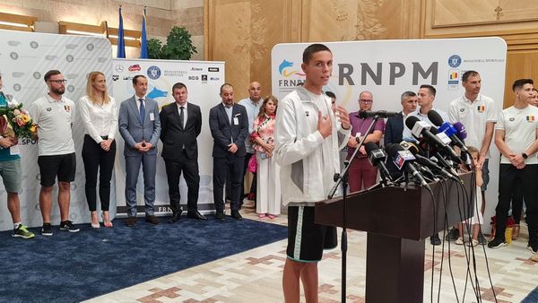 David Popovici, primit ca un erou la &icirc;ntoarcerea &icirc;n ţară: "Nu sunt obişnuit cu at&acirc;ta atenţie". Care este visul său suprem şi ce le-a transmis autorităţilor