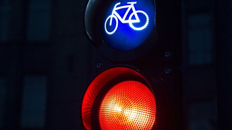 Dimineața Nebună. Un adolescent a tăiat mai multe cabluri de la un st&acirc;lp pentru că lumina de la semafor &icirc;i bătea &icirc;n geam. Audio