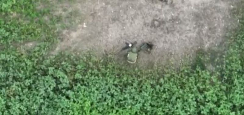 Dimineața Nebună: Video viral! Un soldat rus a fost lovit de o grenadă chiar în timp ce își facea nevoile. Audio