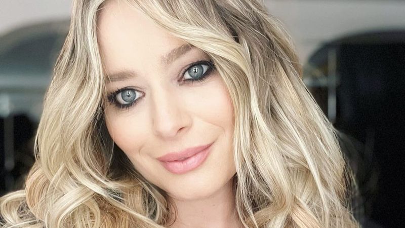 Primele imagini cu Laura Cosoi alături de cea de-a treia fiică a sa, după ce actrița și mezina au fost externate din spital! Cum s-au fotografiat?: &bdquo;Noi&rdquo;
