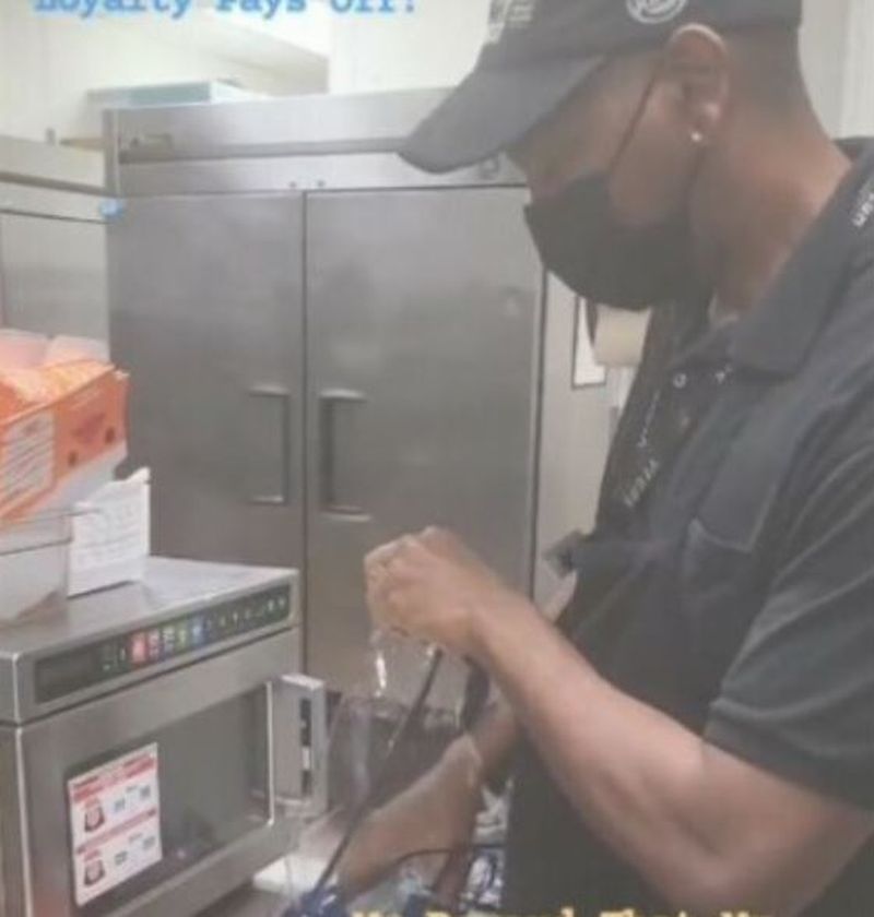 Ce „cadou special” a primit un angajat cunoscut după 27 de ani de muncă fără nicio zi liberă?