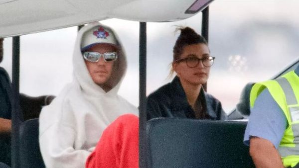 Justin Bieber și soția sa, Hailey, s-au întors din vacanță după ce artistul a fost diagnosticat cu sindromului Ramsay-Hunt