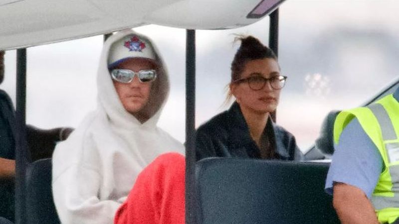 Justin Bieber și soția sa, Hailey, s-au &icirc;ntors din vacanță după ce artistul a fost diagnosticat cu sindromului Ramsay-Hunt