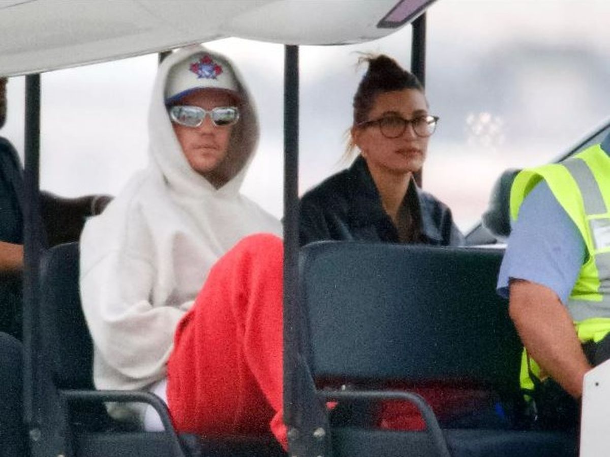 Justin Bieber și soția sa, Hailey, s-au întors din vacanță după ce artistul a fost diagnosticat cu sindromului Ramsay-Hunt
