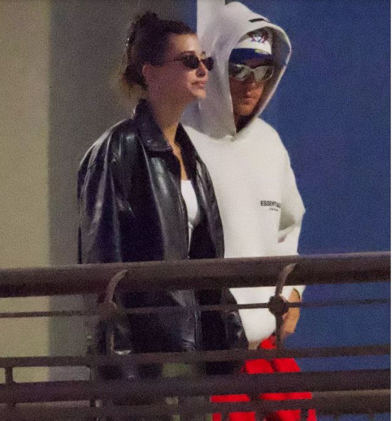 Justin Bieber și soția sa, Hailey, s-au întors din vacanță după ce artistul a fost diagnosticat cu sindromului Ramsay-Hunt