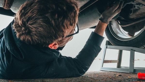 Bancul zilei de miercuri, 29 iunie 2022. Cu maşina la service: "E ruptă cureaua, să știți..."