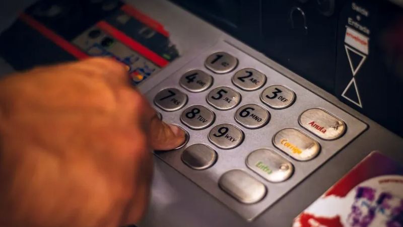 Din greșeală, un bărbat a primit 286 de salarii în loc de 1