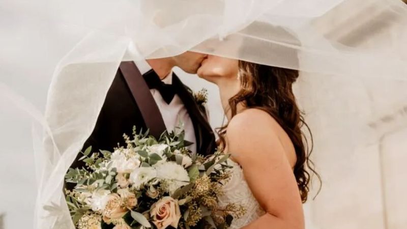 Motivul ireal pentru care doi miri au decis să nu ofere m&acirc;ncare sau băutură la nuntă! Invitații, nemulțumiți că au fost lăsați flăm&acirc;nzi