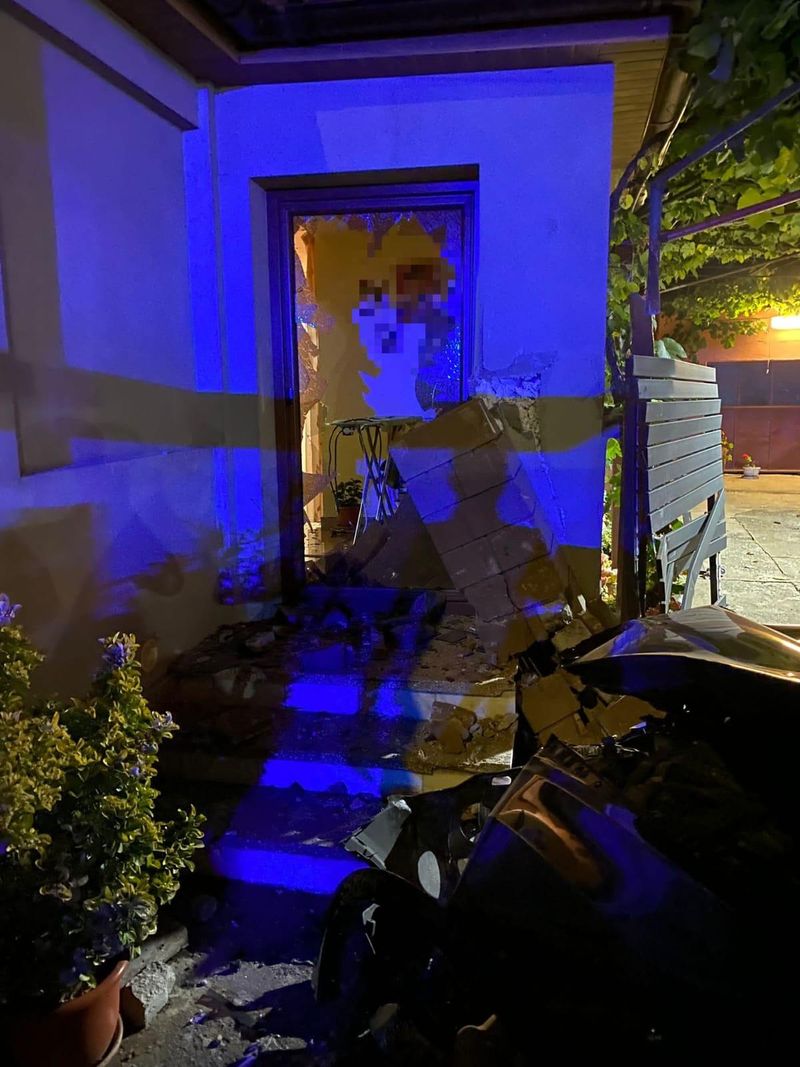 Un bărbat din Timiș a intrat cu mașina în casa soacrei din răzbunare