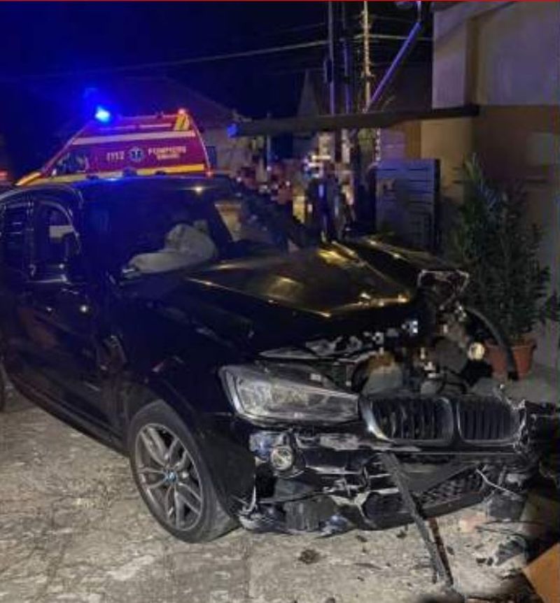 Un bărbat din Timiș a intrat cu mașina în casa soacrei din răzbunare