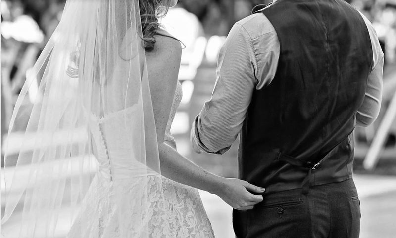 Un tânăr nu și-a invitat părinții la nuntă pentru a nu se face de râs!