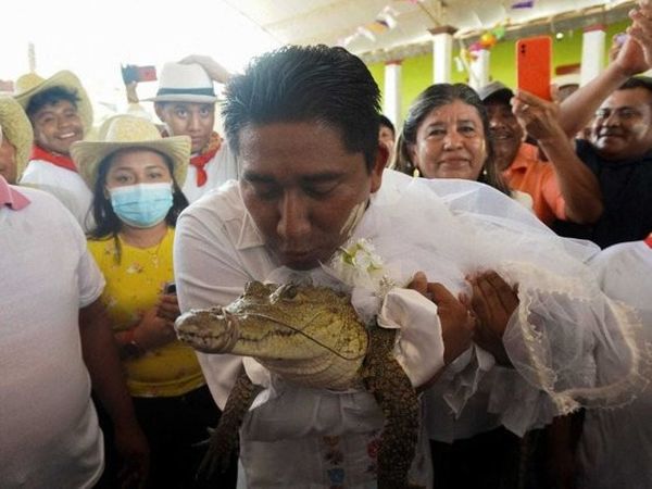Dimineața Nebună. Un bărbat s-a &icirc;nsurat cu un crocodil. Totul face parte dintr-o ceremonie tradițională. Audio