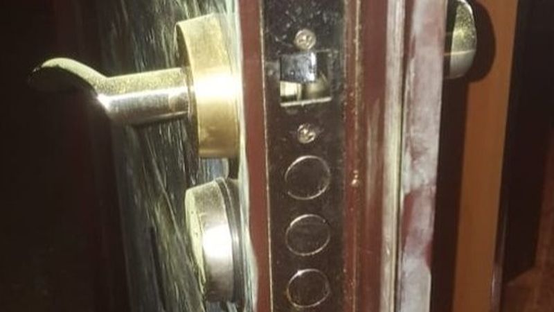 Dimineața Nebună: Un bărbat arestat la domiciliu a ieșit din casă și s-a dus să-i spargă ușa cumnatului său - AUDIO