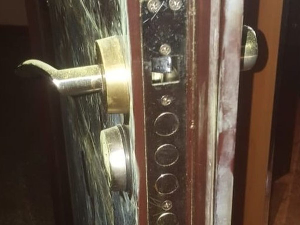 Un bărbat arestat la domiciliu a ieșit din casă și s-a dus să îi spargă ușa cumnatului său