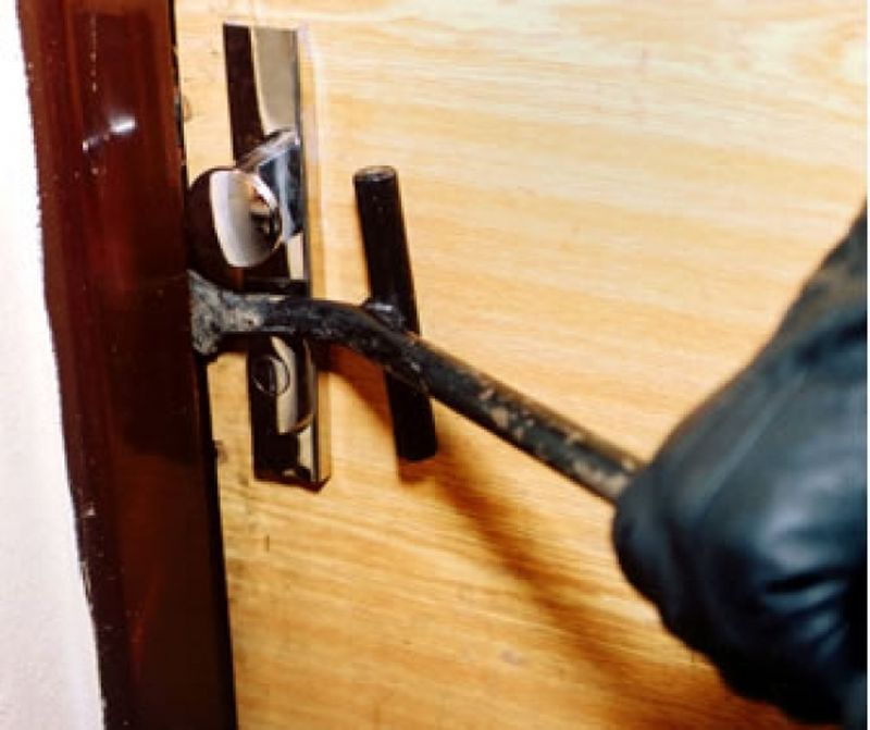 Un bărbat arestat la domiciliu a ieșit din casă și s-a dus să îi spargă ușa cumnatului său