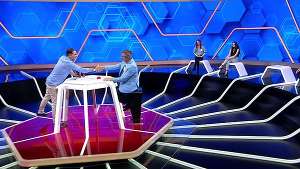 Un polițist criminalist, câștigător la “Jocul cuvintelor cu Dan Negru”, a donat o parte importantă din premiu unor adolescenți cu o poveste dramatică   