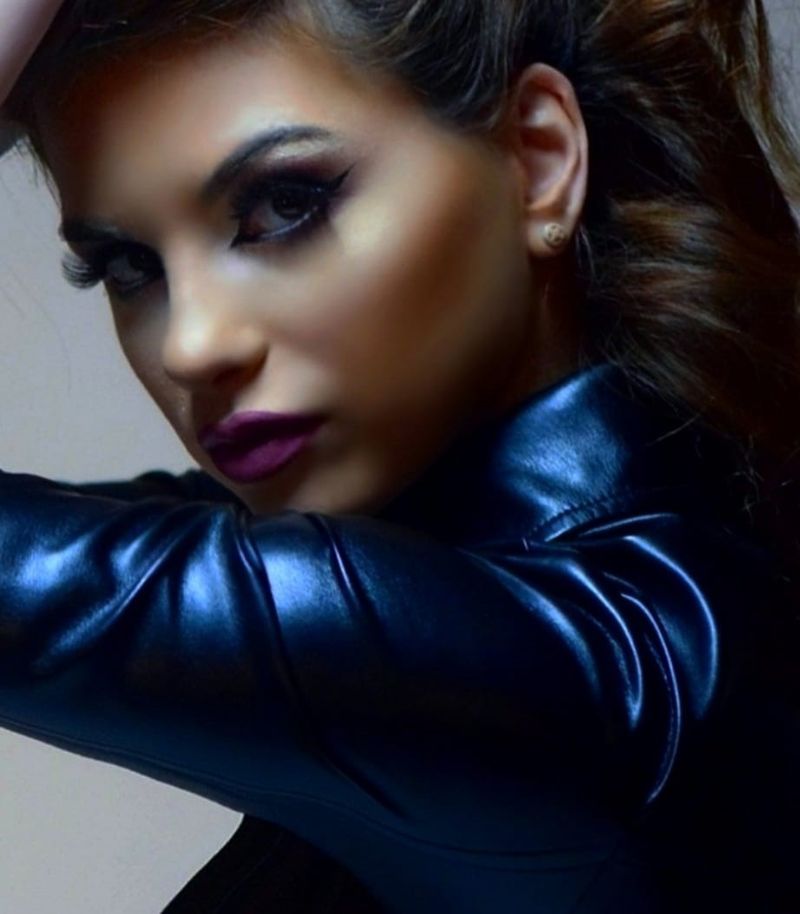 Julianne P, artista din România, care a cucerit piața internațională cu muzica sa, prezentă la En Moda, alături de Faydee, Costi Ioniță, Anda Adam, Xonia, Claydee