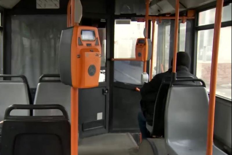 Ce a pățit un bucureștean, prins de controlori fără bilet în STB