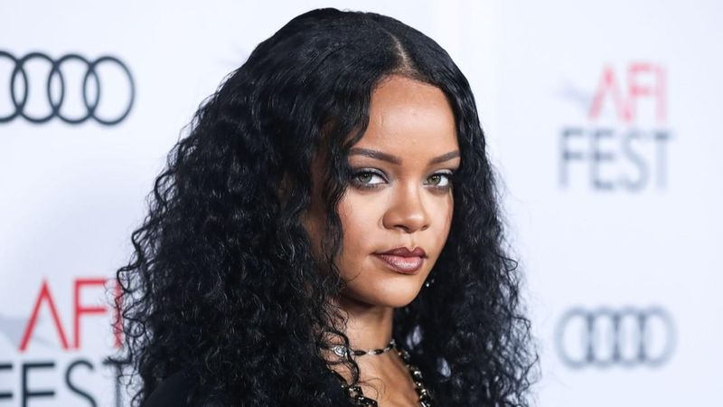 Rihanna a devenit cea mai t&acirc;nără miliardară din America! Artista a detronat-o pe Kim Kardashian