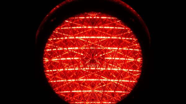 Ce amendă iei dacă treci pe roşu? Prevederile din Codul Rutier 2022