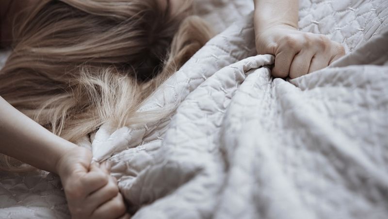  O femeie geme atât de tare încât se aude de la trei blocuri! Vecinii sunt terorizați