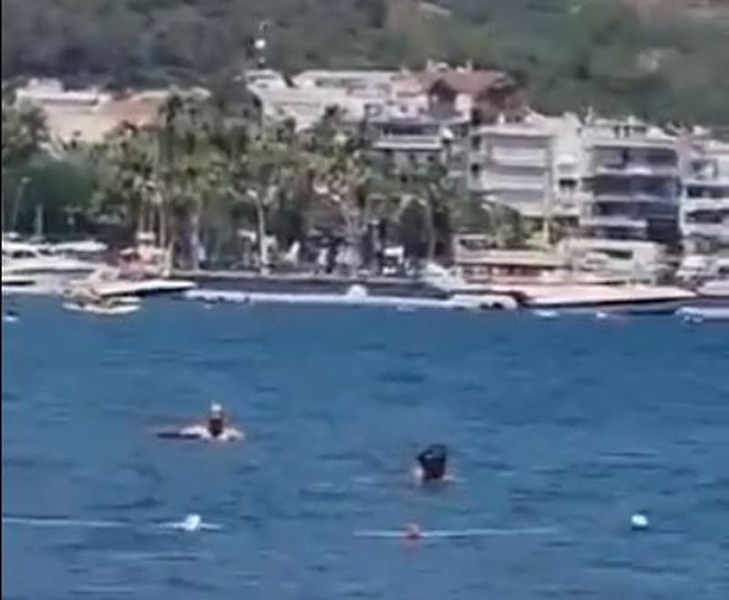 Rechin alungat cu mopul pe o plajă din Turcia