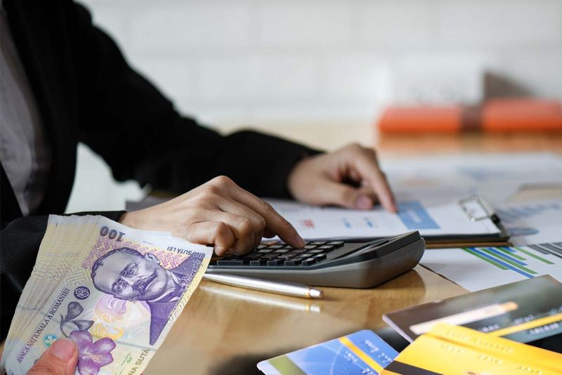 O contabilă a luat ilegal 300 de credite