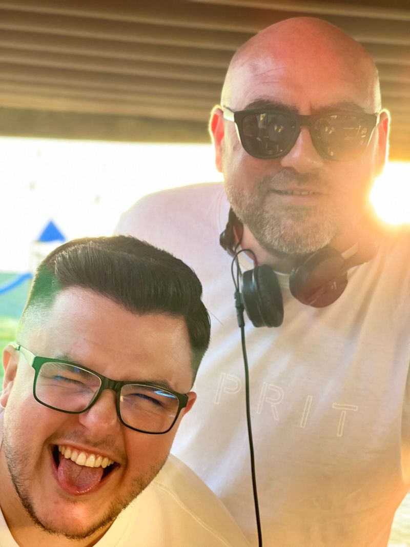 Mihai Hînda și Even Steven sunt live in the mix la Trovantland. Ascultă live Party Zone aici