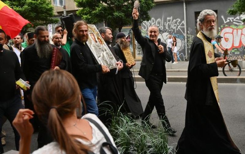 Dimineața Nebună.  Gigi Becali a stropit cu aghiasmă Calea Victoriei după parada Pride 2022. Audio