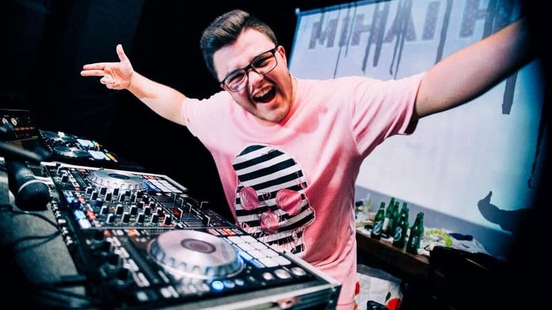 INTERVIU. Mihai Hînda va mixa pe Radio Stage la Electric Castle. Cum a primit vestea și cum se pregătește de festival: „Mi-am zis că visele devin realitate”