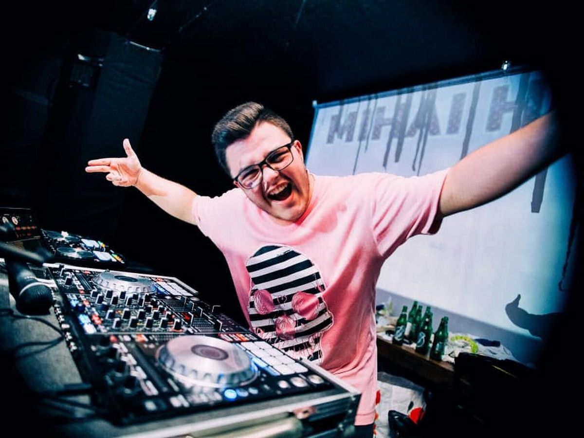 INTERVIU. Mihai Hînda va mixa pe Radio Stage la Electric Castle. Cum a primit vestea și cum se pregătește de festival: „Mi-am zis că visele devin realitate”