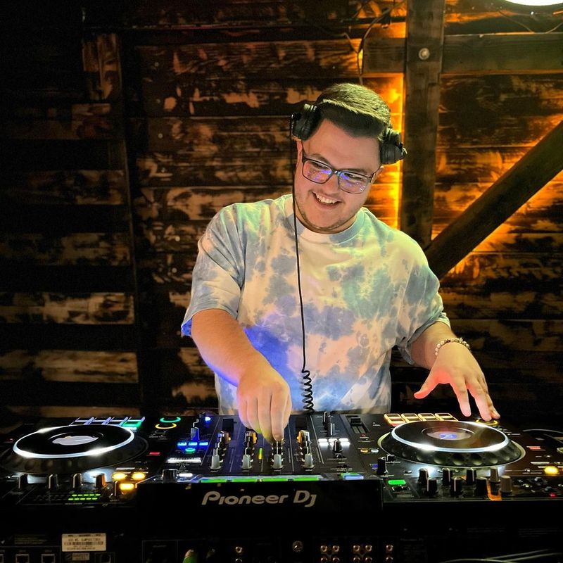 INTERVIU. Mihai Hînda va mixa pe Radio Stage la Electric Castle. Cum a primit vestea și cum se pregătește de festival: „Mi-am zis că visele devin realitate”