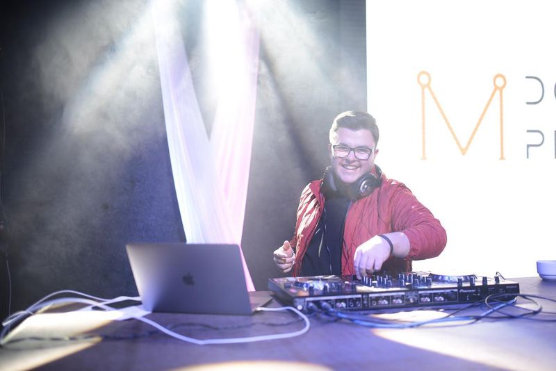 INTERVIU. Mihai Hînda va mixa pe Radio Stage la Electric Castle. Cum a primit vestea și cum se pregătește de festival: „Mi-am zis că visele devin realitate”