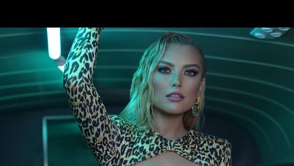 Videoclip: Elena Gheorghe și Sonny Flame au lansat „Topește-mă de tine”